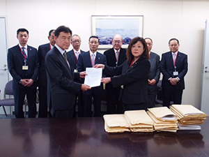 全日本ふぐ協会 厚生労働省に署名を提出